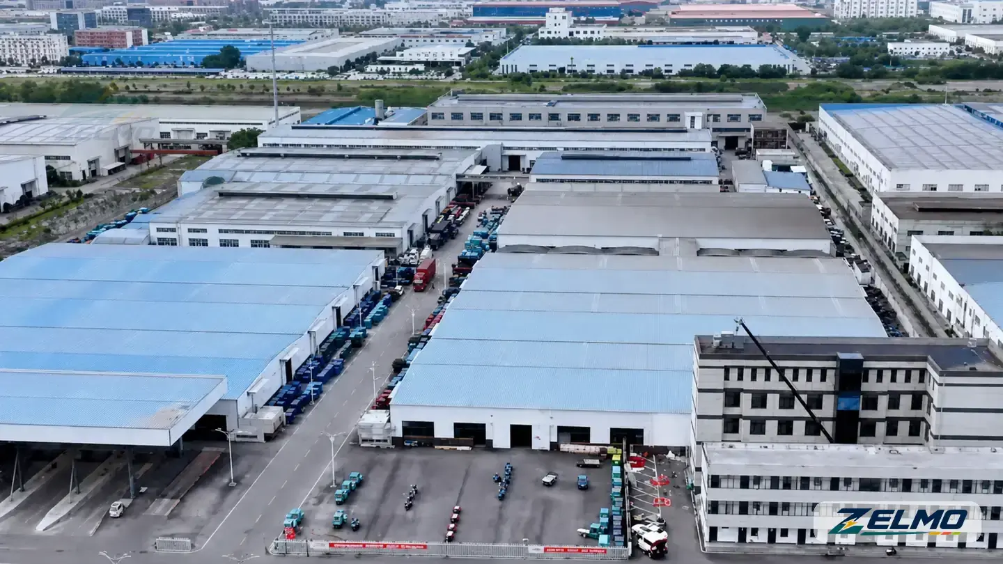 Vista aérea de prédios industriais, vias e veículos estacionados